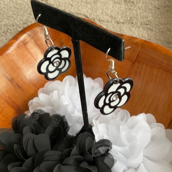 BLACK AND WHITE ACRYLIC CAMELLIA FLOWERS WITH CRYSTAL BOTH EARRINGS AND … - Picture 1 of 2